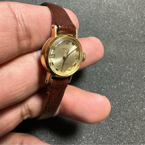 Vintage Timex 17 Jewels Ladies Gold Tone Mechanical Wind Up Watch Parts / Repair - Picture 3 of 9